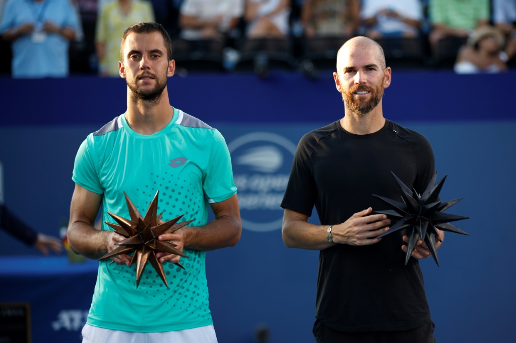 Le vainqueur du tournoi ATP de Winston-Salem, le Français Adrian Mannarino (D) et son adversaire en finale, le Serbe Laslo Djere, le 27 août 2022