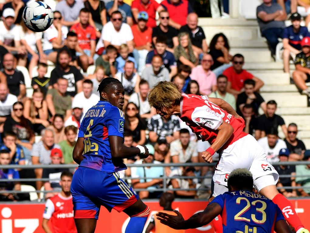L'attaquant japonais de Reims Junya Ito, buteur d'une tête lobée contre Lyon, le 28 août 2022 au stade Auguste-Delaune