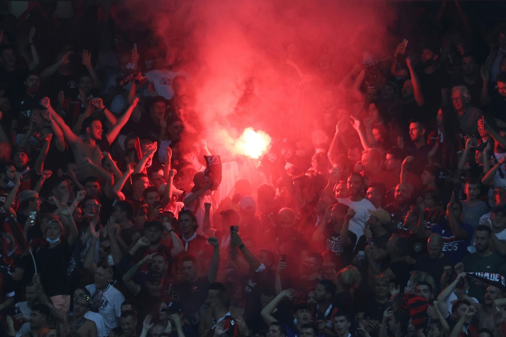 Les supporters de l'OGC Nice allument des fumigènes lors de la réception de Marseille à l'Allianz Riviera, le 22 août 2021