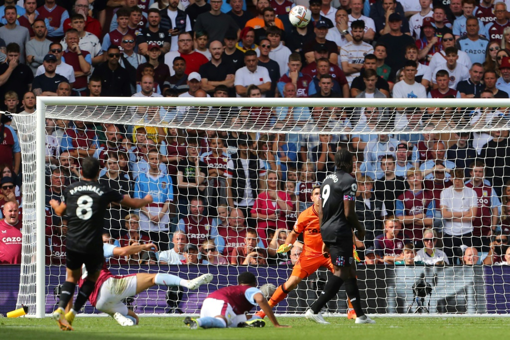Pablo Fornals ouvre le score pour West Ham  sur la pelouse d'Aston Villa à Villa Park, le 28 août 2022