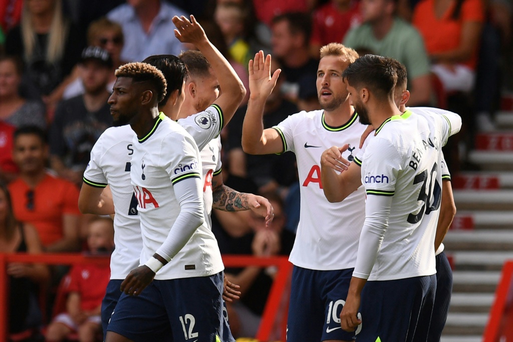 Les joueurs de Tottenham célèbrent avec le buteur Harry Kane l'ouverture du score contre Nottingham Forest au City Ground, le 28 août 2022