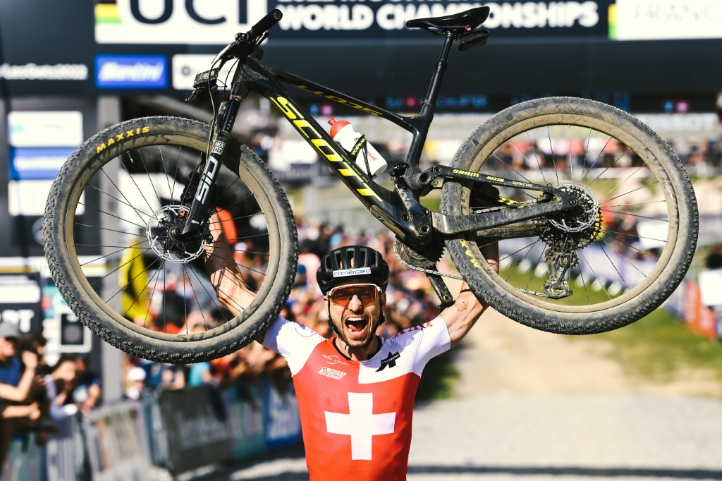 Le vététiste suisse Nino Schurter exulte après avoir conquis un nouveau titre mondial, le 28 août 2022