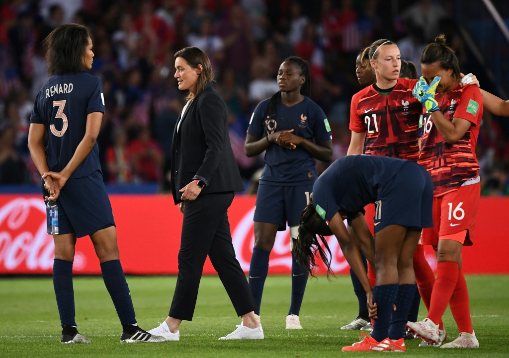 La déception de la sélectionneuse de l'équipe de France, Corinne Diacre, et de ses joueuses, après leur défaite, 2-1 face aux Etats-Unis, en quart de finale du Mondial-2019, le 28 juin au Parc des Princes
