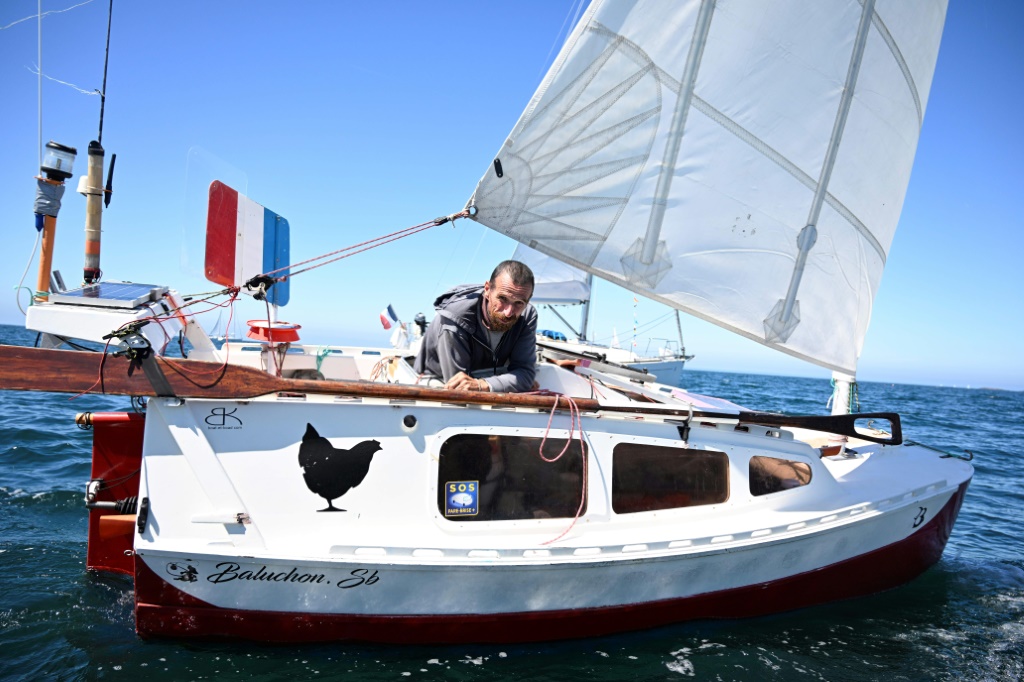 Le navigateur breton Yann Quénet arrive le 2 août 2022 à Trébeurden (Côtes d'Armor), bouclant un tour du monde de trois ans à bord d'un voilier d'à peine quatre mètres