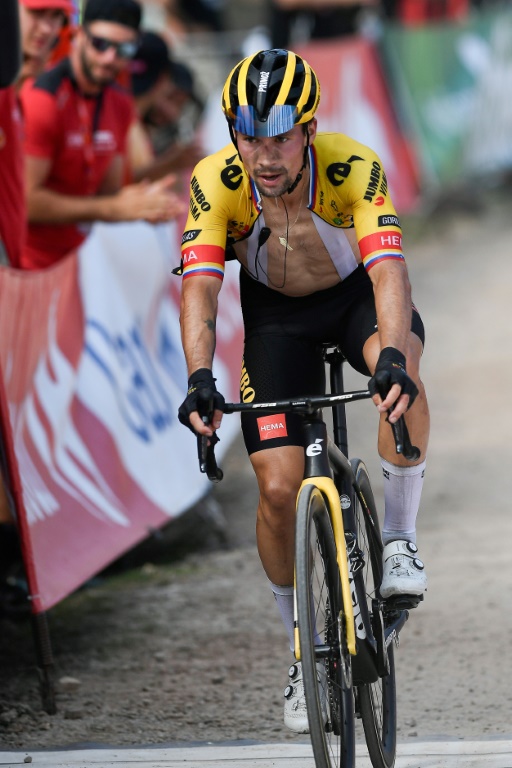 Le coureur slovène de l'équipe Jumbo, Primoz Roglic, franchit la ligne d'arrivée lors de la 9e étape de la Vuelta, à Les Praeres, le 28 août 2022