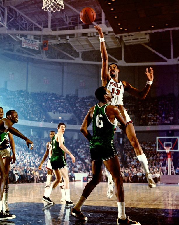 Le pivot des Sixers Wilt Chamberlain monte au panier malgré Bill Russell lors d'un match NBA non daté en 1966 à Philadelphie