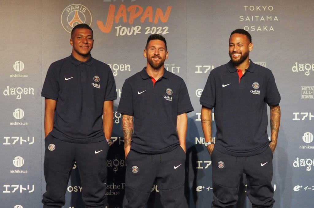 Le trio d'attaquants du Paris SG, Kylian Mbappe, Lionel Messi et Neymar lors d'une conférence de presse à Tokyo le 17 juillet 2022