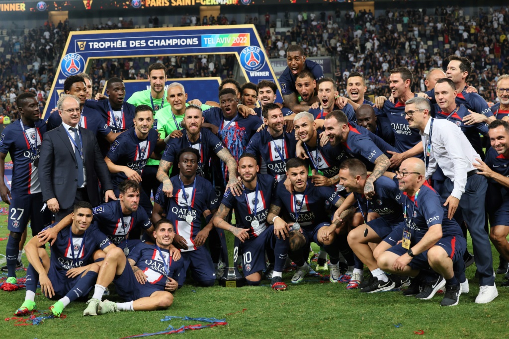 L'équipe du Paris SG célèbre sa victoire dans le Trophée des champions contre le FC Nantes à Tel Aviv le 31 juillet 2022