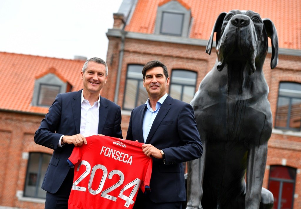 Le nouvel entraîneur de Lille, le Portugais Paulo Fonseca (d) avec le président du LOSC Olivier Létang, le 30 juin 2022 à Camphin-en-Pévèle