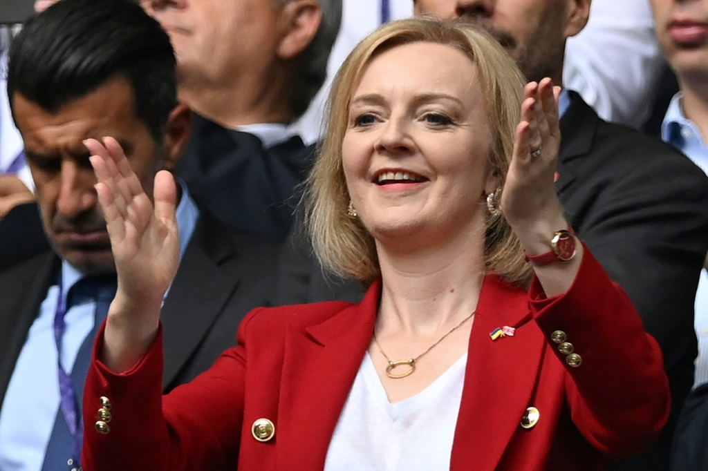 La ministre des Affaires étrangères, Liz Truss, candidate pour succéder au Premier ministre britannique Boris Johnson, assiste à la finale de l'Euro féminin entre l'Angleterre et l'Allemagne, le 31 juillet 2022 au Stade de Wembley à Londres