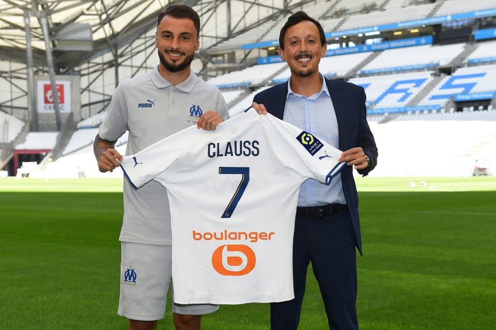 Le défenseur Jonathan Clauss pose à côté du président de Marseille, Pablo Longoria, lors de sa présentation officielle, le 3 août 2022 au Stade Vélodrome