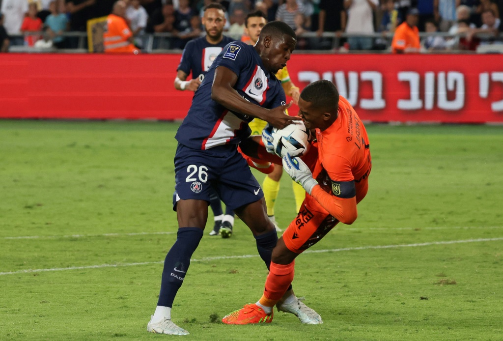 Le nouveau défenseur parisien Nordi Mukiele à la lutte avec le gardien du FC Nantes lors du Trophée des Champions à Tel Aviv, le 31 juillet 2022