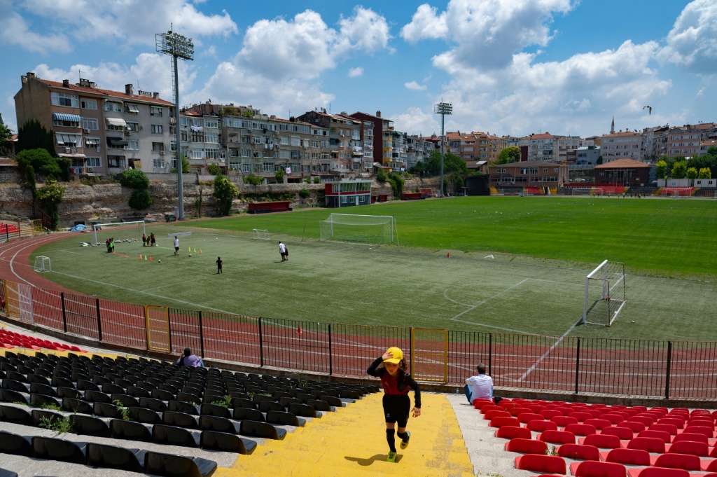 Vue générale du stade champêtre du Fatih Karagumruk, le nouveau club turc de l'entraîneur italien Andrea Pirlo, prise le 7 août 2022 à Istanbul
