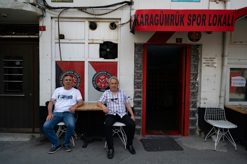 Des supporters du club turc de Fatih Karagumruk, aux abords du stade de leur équipe le 7 juillet 2022 à Istanbul
