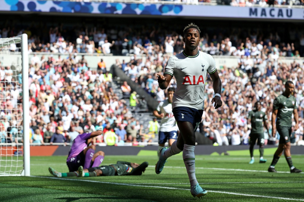 La joie du milieu de terrain de Tottenham Ryan Sessegnon, après avoir égalisé à domicile face à Southampton, lors de la 1ère journée de Premier League, le 6 août 2022 à Londres