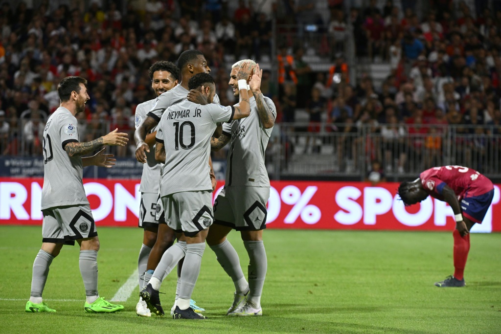 Les joueurs du PSG se congratulent après le but de l'Argentin Lionel Messi face à Clermont, lors de la 1ère journée de Ligue 1, le 6 août 2022 au Stade Gabriel-Montpied
