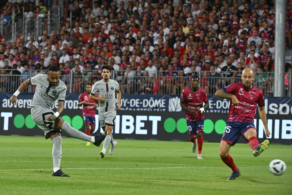 L'attaquant brésilien Neymar ouvre le score pour le PSG face à Clermont, lors de la 1ère journée de Ligue 1, le 6 août 2022 au Stade Gabriel-Montpied