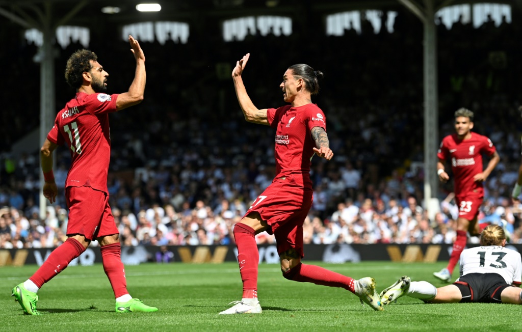L'attaquant égyptien Mohamed Salah félicite l'attaquant uruguayen Darwin Nunez, après son égalisation (1-1) contre Fulham, lors de la 1ère journée de Premier League, le 6 août 2022 à Craven Cottage à Londres