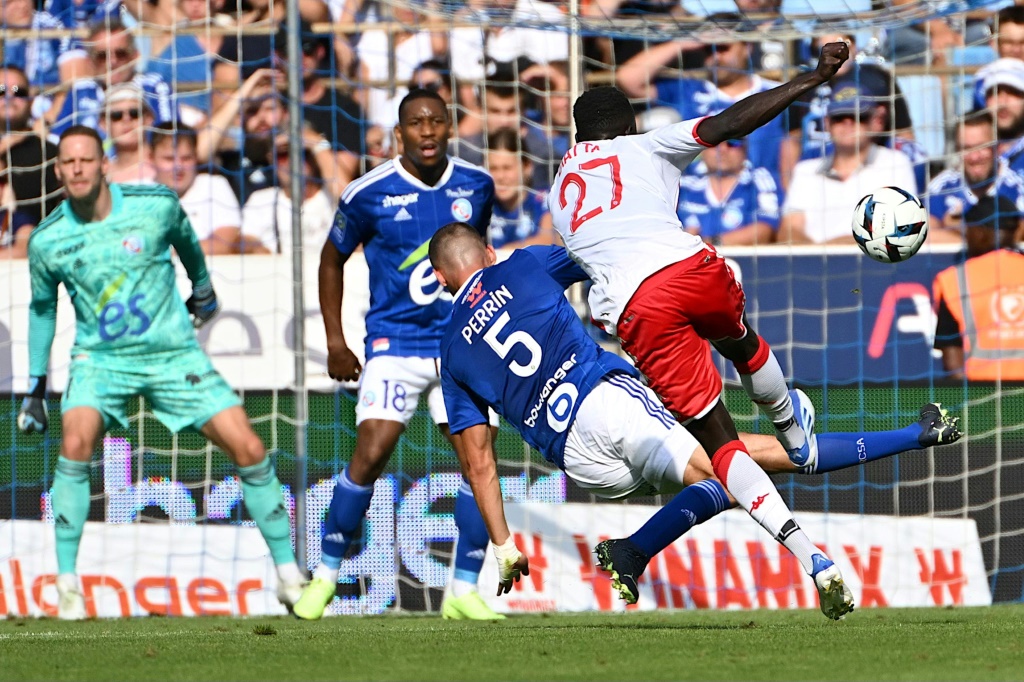 L'attaquant sénégalais de Monaco Krépin Diatta ouvre le score d'une reprise de volée face à Strasbourg, lors de la 1ère journée de Ligue 1, le 6 août 2022 au Stade de La Meinau