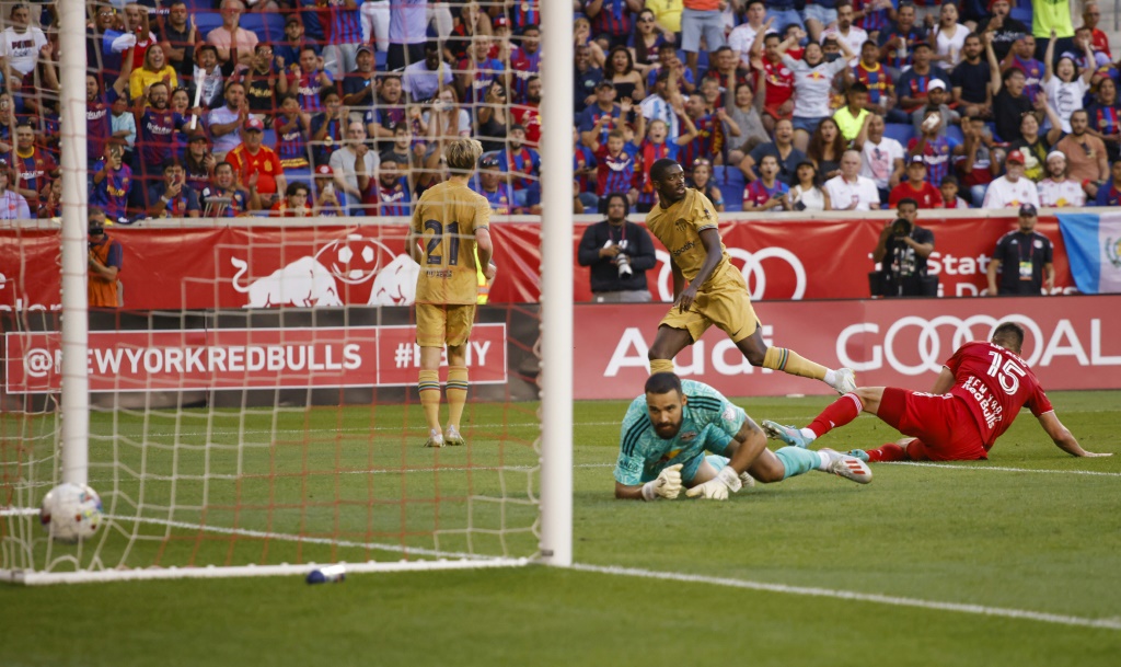 L'attaquant français Ousmane Dembélé ouvre le score pour Barcelone face aux New York Red Bulls, le 30 juillet 2022 à Harrison (New Jersey), lors du dernier match de la tournée américaine du club