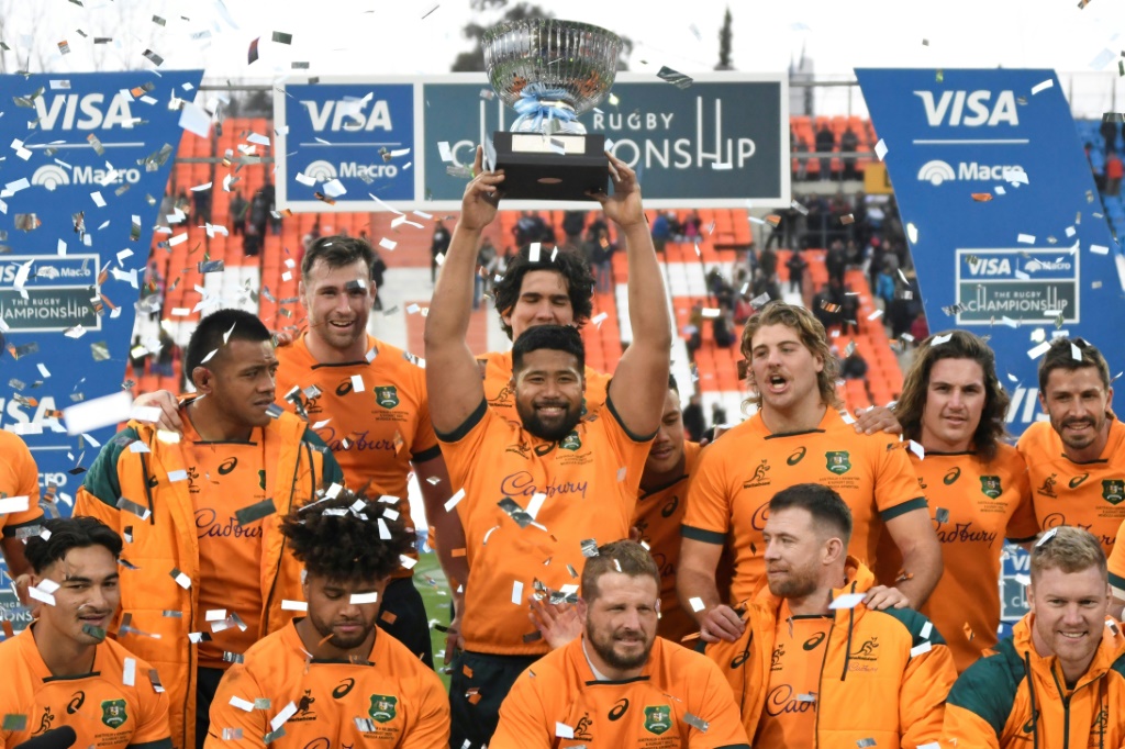 Les joueurs australiens célèbrent leur victoire, 41-26 face à l'Argentine, à l'issue de la 1ère journée du du Rugby Championship, le 6 août 2022 à Mendoza