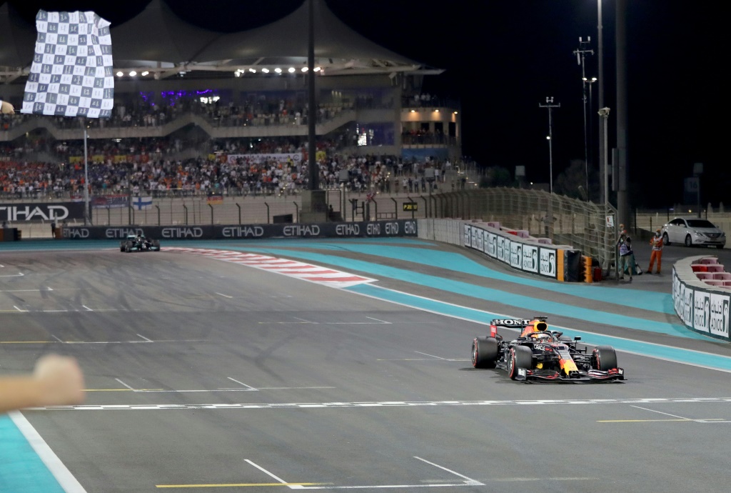 Le Néerlandais Max Verstappen (Red Bull) remporte le Grand Prix d'Abou Dhabi de Formule 1,   devant le Britannique Lewis Hamilton (Mercedes), le 12 décembre 2021 sur le circuit de Yas Marina, et son premier titre mondial des pilotes