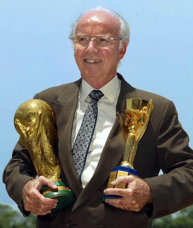 L'ancien sélectionneur du Brésil Mario Zagallo pose avec les trophées de la Coupe du monde et l'ancienne Coupe Jules Rimet, en mars 2003 à Rio de Janeiro