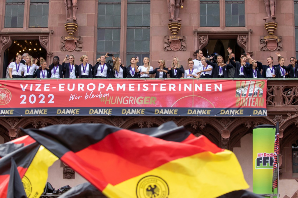 Les joueuses de l'équipe d'Allemagne finalistes de l'Euro s'offrent un instant de communion avec leurs supporters à l'hôtel de ville de Francfort, le 1er août 2022