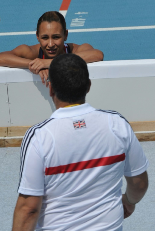 L'entraîneur Toni Minichiello échange avec l'athlète britannique Jessica Ennis durant son concours de l'heptathlon aux Mondiaux de Daegu, le 30 août 2011