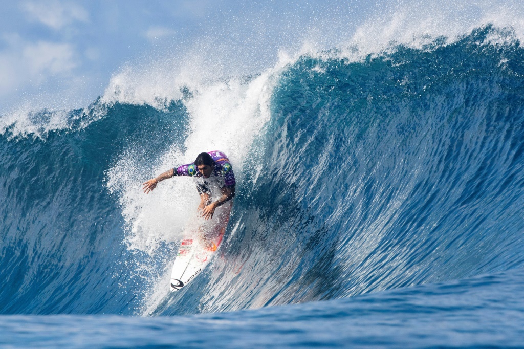 Le Brésilien Gabriel Medina sur la vague de Teahupoo, théâtre des épreuves de surf des JO-2924, pendant le Tahiti Pro le 28 août 2019 à Tahiti en Polynésie française