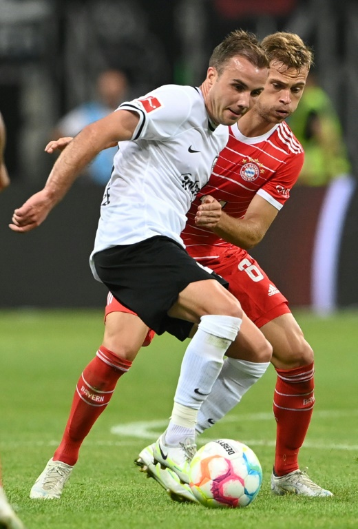 La recrue phare de l'Eintracht, Mario Goetze tente de se défaire du marquage de Josha Kimmich lors de la réception du Bayern Munich le 5 août 2022