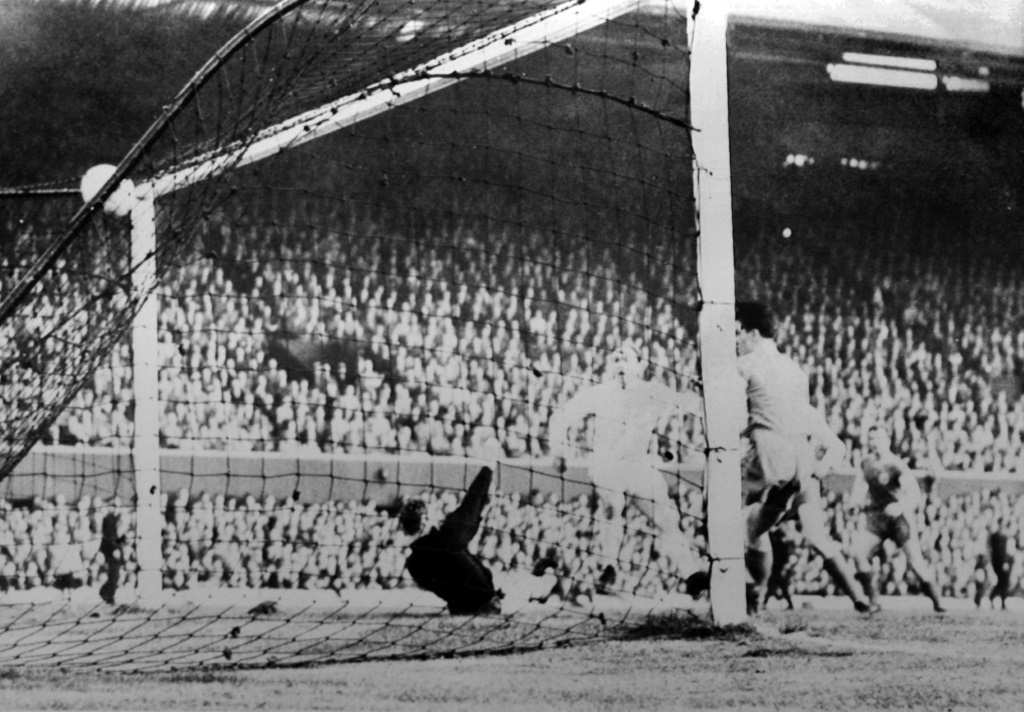La légende du Real Madrid Alfredo Di Stefano inscrit un but lors de la finale victorieuse de C1 face à l'Eintracht Francfort, le 18 mai 1960 à Glasgow