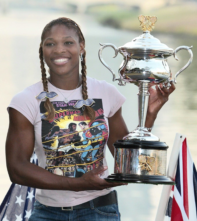 La légende Serena Williams brandit le trophée remporté à l'Open d'Australie sur les rives du fleuve Yarra à Melbourne, le 25 janvier 2003