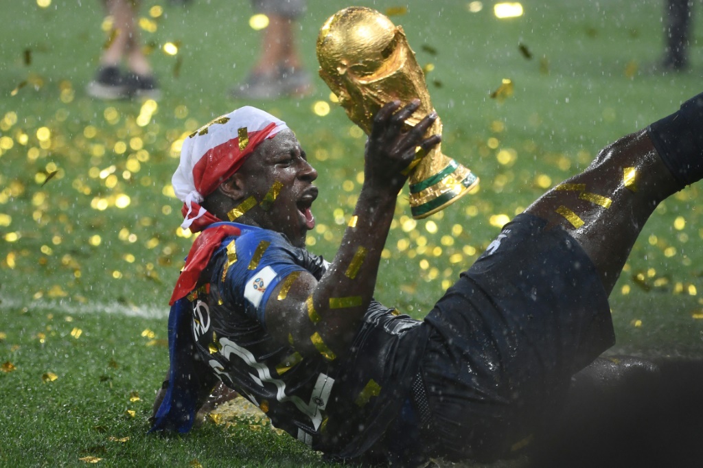 Benjamin Mendy célèbre la victoire de la France à la Coupe du monde 2018, le 15 juillet 2018 à Moscou, en Russie