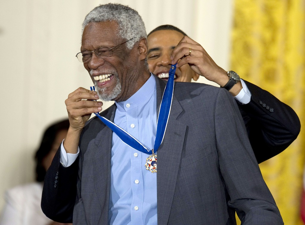 Le légendaire pivot des Boston Celtics Bill Russell, décoré de la médaille de la Liberté par le président Barack Obama, le 14 février 2011 à Washington