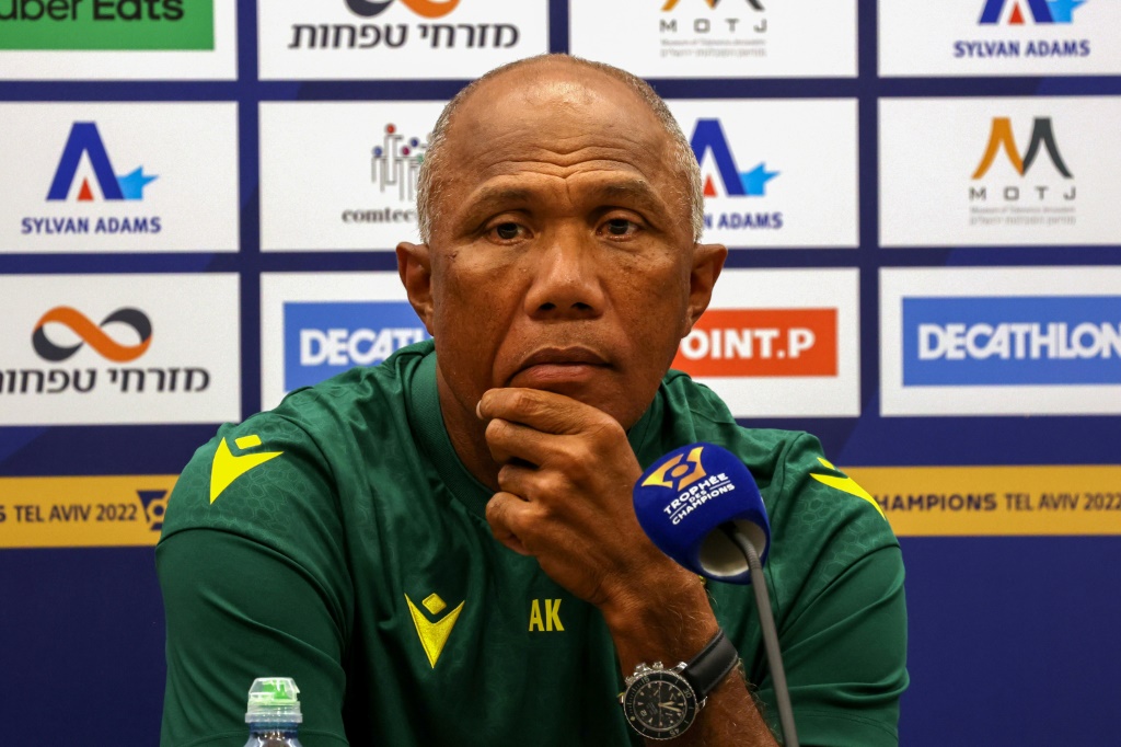 L'entraîneur du FC Nantes Antoine Kombouaré lors d'une conférence de presse le 30 juillet 2022 au Bloomfield Stadium de Tel Aviv en Israel