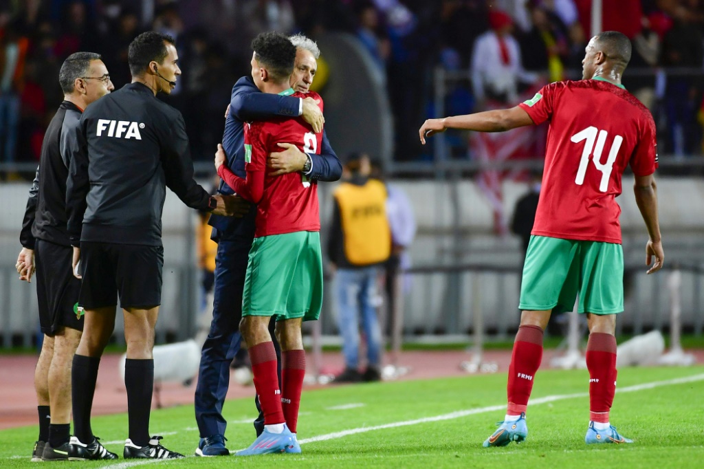 Halilhodzic félicite Azzedine Ounahi après son but contre la RD Congo en barrage retour du Mondial à Casablanca, le 29 mars 2022