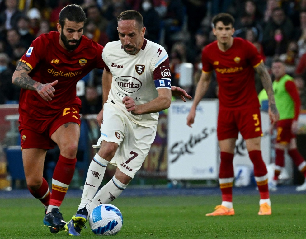 L'attaquant français de la Salernitana Franck Ribery (en blanc) lors du match de Serie A entre l'AS Roma et la Salernitana au stade olympique de Rome le 10 avril 2022