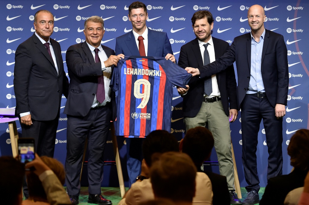 Le président du FC Barcelone Joan Laporta et son board officialisent l'arrivée du buteur Robert Lewandowski au Camp Nou, le 5 août 2022