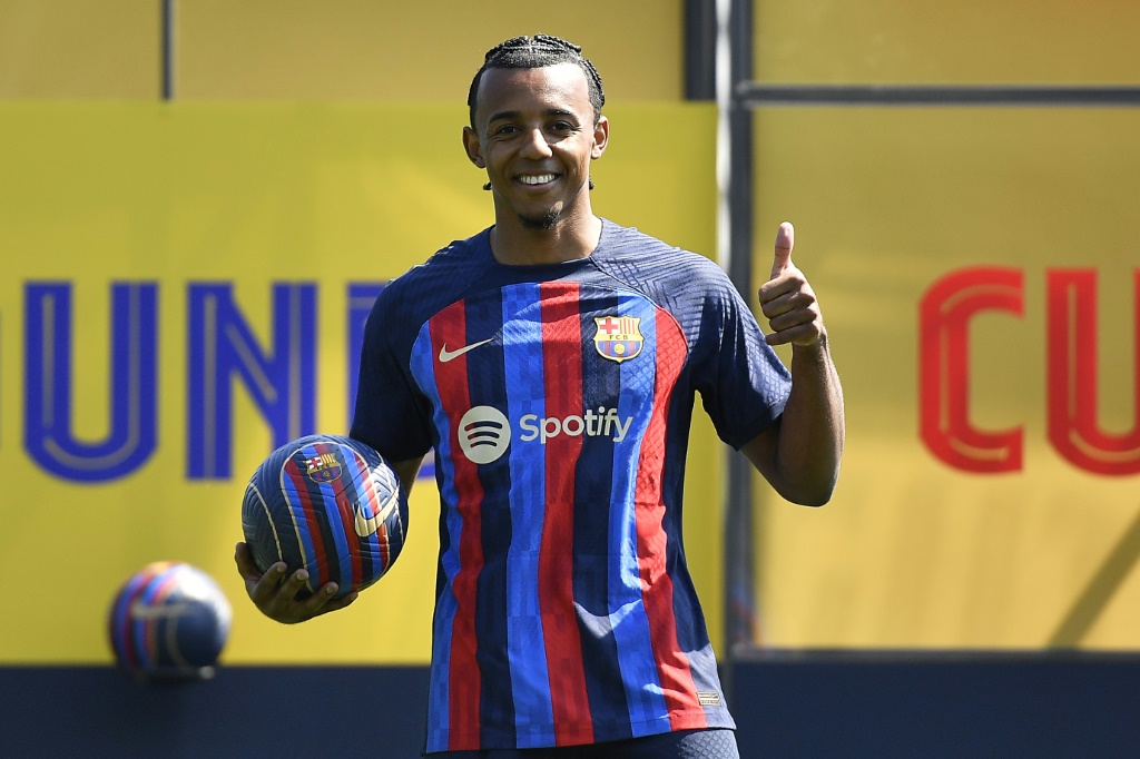 Le défenseur français Jules Koundé officialisé comme nouoveau joueur du FC Barcelone, le 1er août 2022 au centre sportif Sant Joan Despi