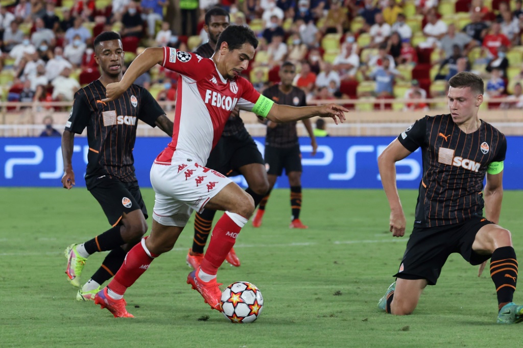 Le capitaine et attaquant de Monaco, Wissam Ben Yedder tente de déborder la défense des joueurs du Shakhtar Donetsk, lors du match aller des barrages de qualification pour la Ligue des Champions, le 17 août 2021 au Stade Louis II