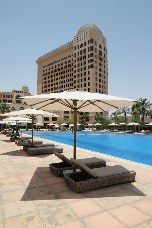 Vue de l'hôtel St Regis, un luxueux établissement de Doha, le 30 mai 2022