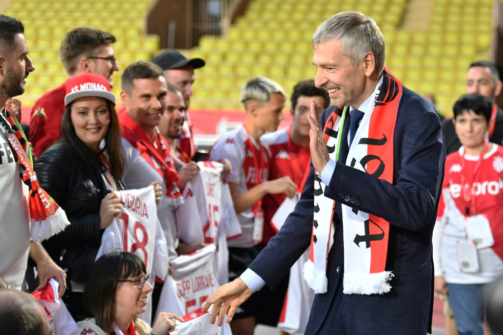 Le président russe de Monaco, Dmitry Rybolovlev, salue des supporters, avant le match à domicile de la 37e journée de Ligue 1 contre Brest, le 14 mai 2022 au Stade Louis II