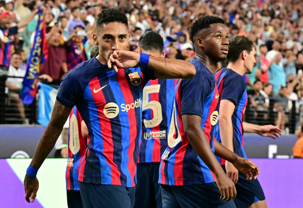 Le Barcelonais Raphinha et ses coéquipiers après avoir marqué contre le Real Madrid en match amical à l'Allegiant Stadium de Las Vegas le 23 juillet 2022 aux Etats-Unis
