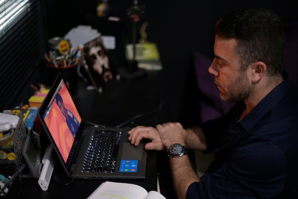 L'arbitre brésilien Igor Benevenuto, qui a révélé publiquement son homosexualité le mois dernier, travaille sur son ordinateur chez lui à Belo Horizonte, le 10 août 2022