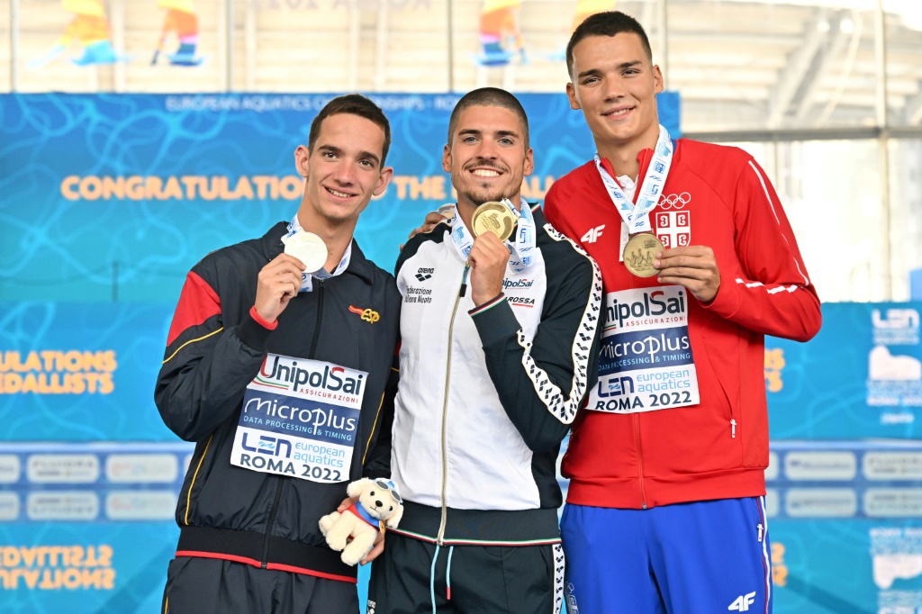 L'Italien Giorgio Minisini (au centre) au côté de l'Espagnol Fernando Diaz del Rio (L) et du Serbe Ivan Martinovic après l'épreuve technique de natation artistique aux championnats d'Europe de natation vendredi 12 août à Rome