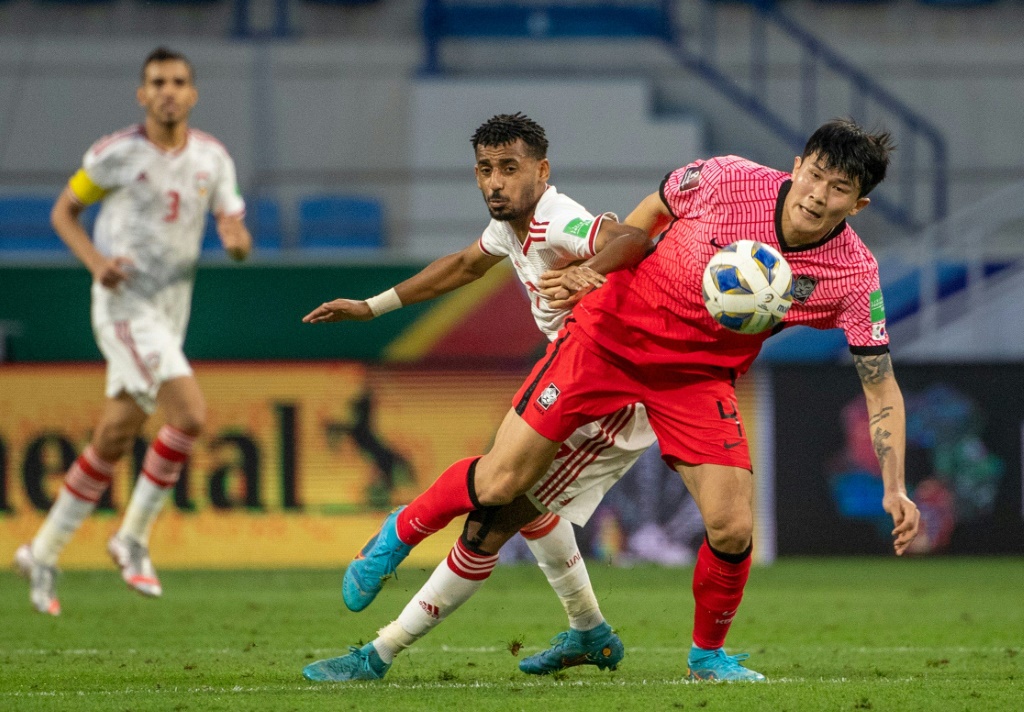 Le défenseur sud-coréen Kim Min-jae face aux Emirats arabes unis lors des éliminatoires de la Coupe d'Asie à Dubaï, le 29 mars 2022