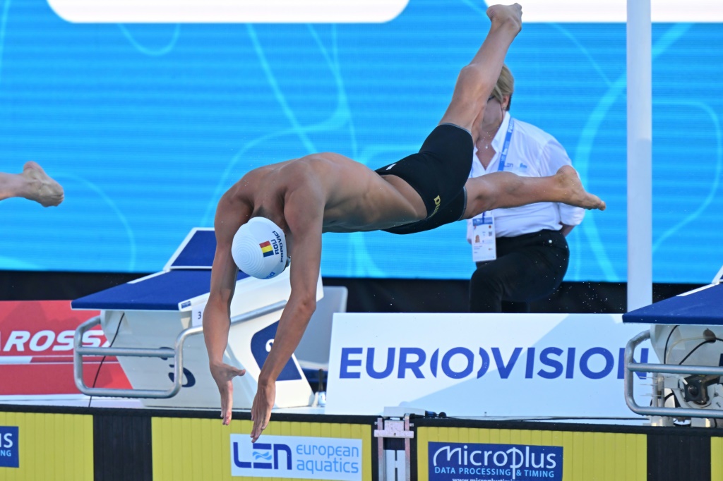 Le Roumain David Popovici au départ de la finale du 100 m nage libre masculin, le 13 août 2022, lors des Championnats d'Europe de natation, à Rome.