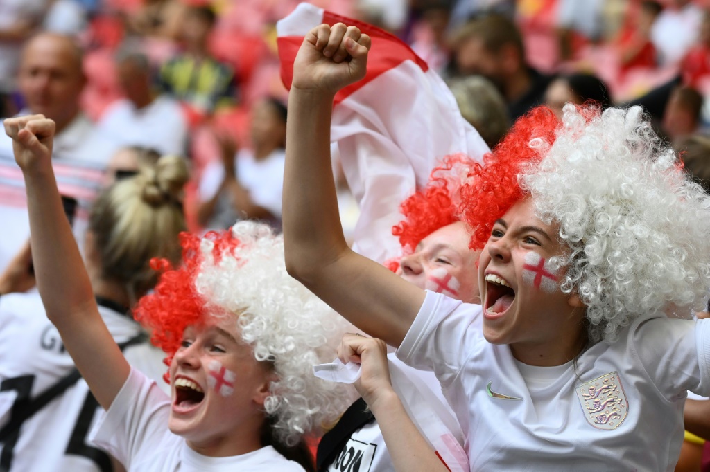 Les supporters anglais affichent leur bonheur d'être à Wembley pour la finale de l'Euro contre l'Allemagne, le 31 juillet 2022