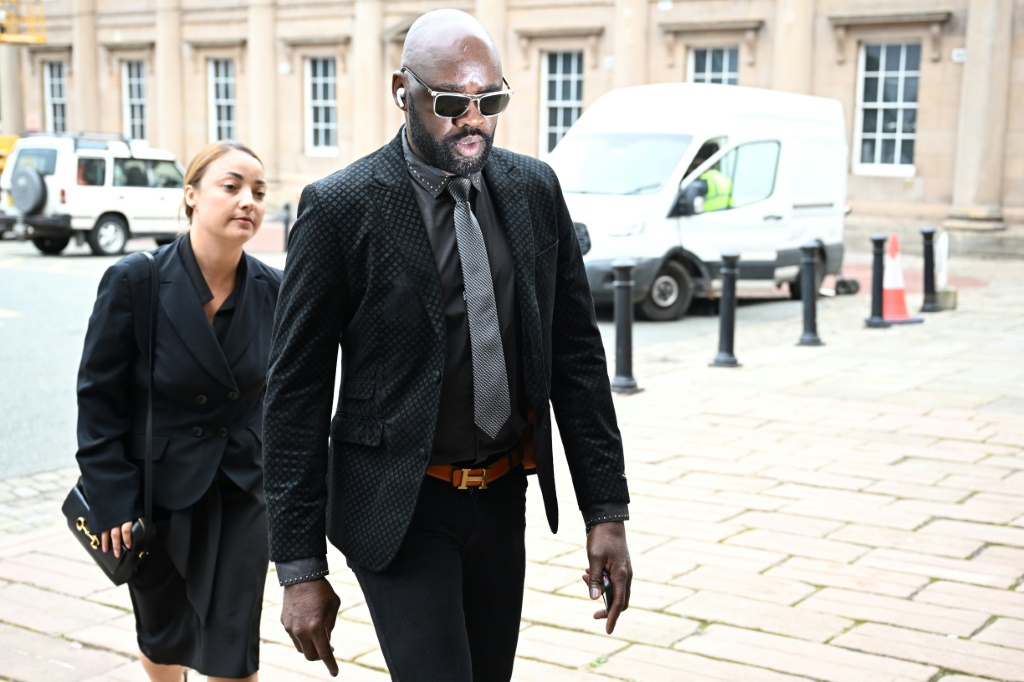 Louis Saha Matturie (d) arrive au tribunal de Chester, le 15 août 2022 au Royaume-Uni